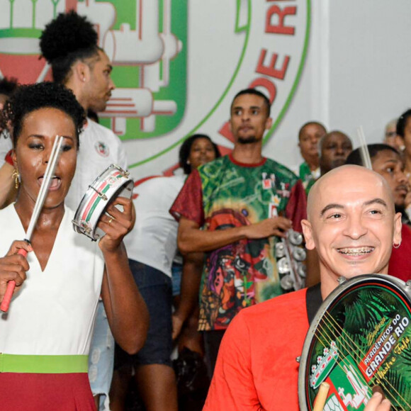 Carnaval 2022: Maju Coutinho, vestida comc calça social vermelha e usando cinto verde, também compareceu ao ensaio da Grande Rio