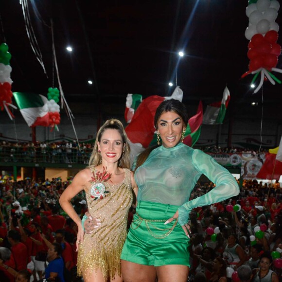 Carnaval 2022: Pepita Rodrigues, vestida de verde, também compareceu ao ensaio da Grande Rio e posou ao lado de Monique Alfradique