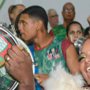 Carnaval 2022: Adriana Bombom usa vestido com decote profundo para sambar muito em ensaio da Grande Rio