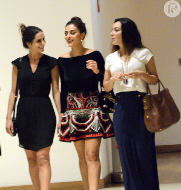 Juliana Paes exibe pernas torneadas durante passeio com amigas em shopping no Rio