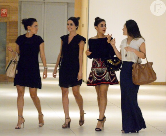 Juliana Paes bate-papo com grupo de amigas em shopping no Rio após jantar