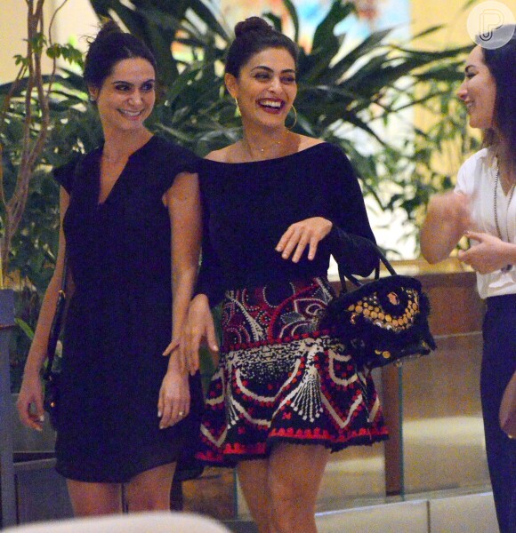 Juliana Paes sai para jantar com amigas em shopping no Rio, na noite desta terça-feira, 9 de dezembro de 2014