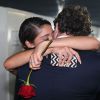 Sophie Charlotte beija Daniel de Oliveira após participação em especial de fim de ano de Roberto Carlos, no Rio, em 9 de dezembro de 2014