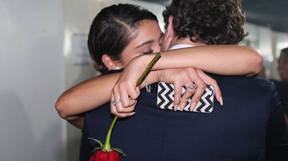 Sophie Charlotte e Daniel de Oliveira trocam beijos e ator dá rosa para namorada