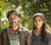 Maria Marruá (Juliana Paes) e o marido, Gil (Enrique Diaz), se mudaram do Sarandí para o Pantanal na novela 'Pantanal'