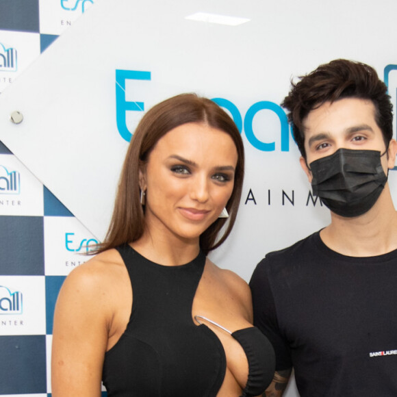 Rafa Kalimann posou ao lado de Luan Santana, que também estava de preto, após show do cantor no Rio