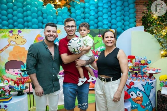 Leo posa com o pai, Murilo Huff, com a avó, Ruth Moreira, e o tio, João Gustavo