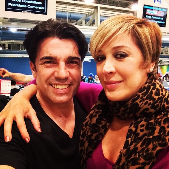 Na véspera de seu aniversário, Claudia Raia postou uma foto ainda no aeroporto com o namorado, Jarbas Homem de Mello