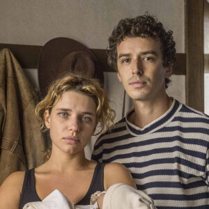 Madeleine (Bruna Linzmeyer) foge com o filho Jove e Gustavo (Gabriel Stauffer) na novela 'Pantanal'