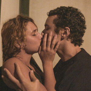 Madeleine (Bruna Linzmeyer) e Gustavo (Gabriel Stauffer) se beijam na novela 'Pantanal'
