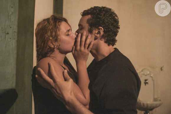 Madeleine (Bruna Linzmeyer) e Gustavo (Gabriel Stauffer) se beijam na novela 'Pantanal'