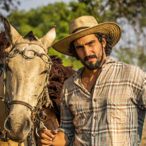 José Leôncio (Renato Góes) pega o filho Jove na novela 'Pantanal' e faz o sogro acionar a polícia