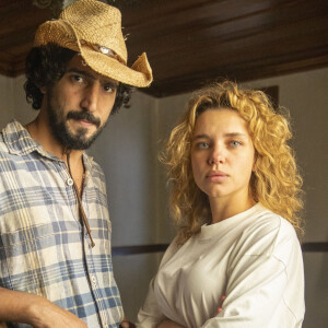 Madeleine (Bruna Linzmeyer) deixa o Pantanal com Jove escondida de José Leôncio (Renato Góes) na novela 'Pantanal'