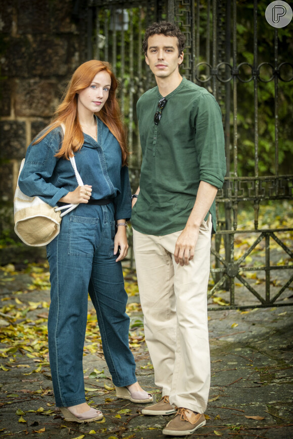 Irma (Camila Morgado) beija Gustavo (Gabriel Stauffer), ex-namorado de Madeleine (Karine Teles) na novela 'Pantanal'