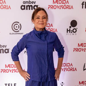 Adriana Esteves posou para fotos na première do filme 'Medida Provisória'