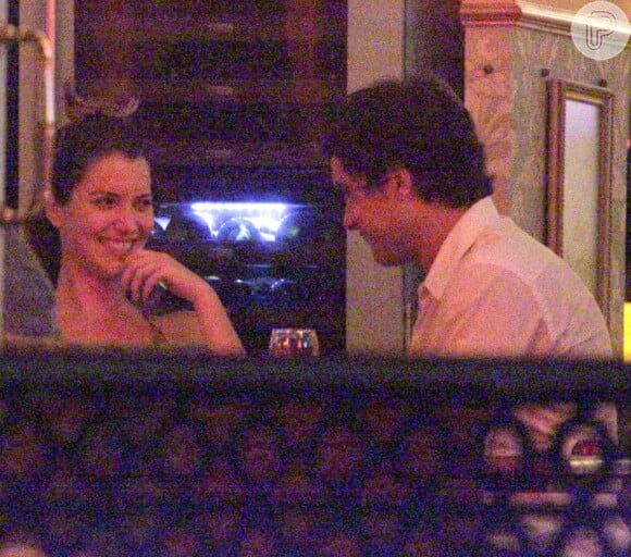 Nathalia Dill não escondeu sua felicidade durante jantar com Sergio Guizé