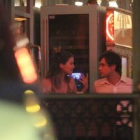 Nathalia Dill e Sergio Guizé são fotografados juntos em restaurante do Rio