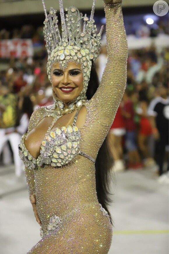 Grávida aos 47 anos, Viviane Araujo está confirmada como Rainha de Bateria do Salgueiro. O desfile acontece ainda em abril