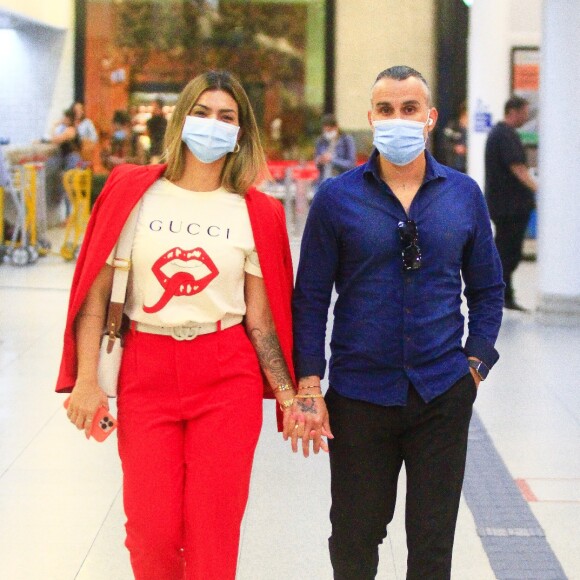 Kelly Key apostou em um conjunto de alfaiataria vermelho para viagem com marido