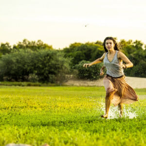 Muda (Bella Campos) está por trás da morte de Maria Marruá (Juliana Paes) na novela 'Pantanal'