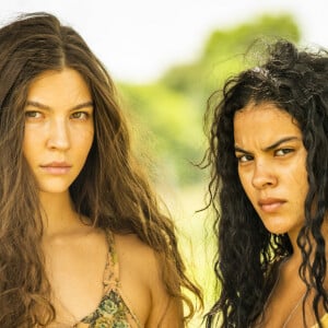 Juma Marruá (Alanis Guillen) lamenta com Muda (Bella Campos) morte da mãe, Maria (Juliana Paes) na novela 'Pantanal'