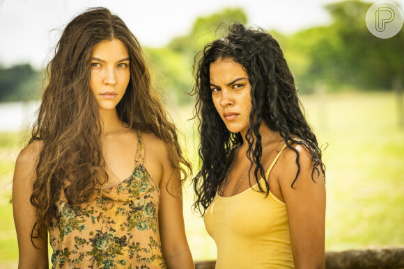 Juma Marruá (Alanis Guillen) lamenta com Muda (Bella Campos) morte da mãe, Maria (Juliana Paes) na novela 'Pantanal'