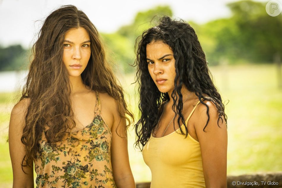 Juma Marruá (Alanis Guillen) lamenta com Muda (Bella Campos) morte da mãe, Maria (Juliana Paes) na novela 'Pantanal'