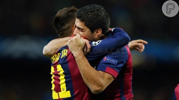 Neymar recebe abraço de Luis Suárez após golaço no jogo do Barcelona contra o Paris Saint-Germain