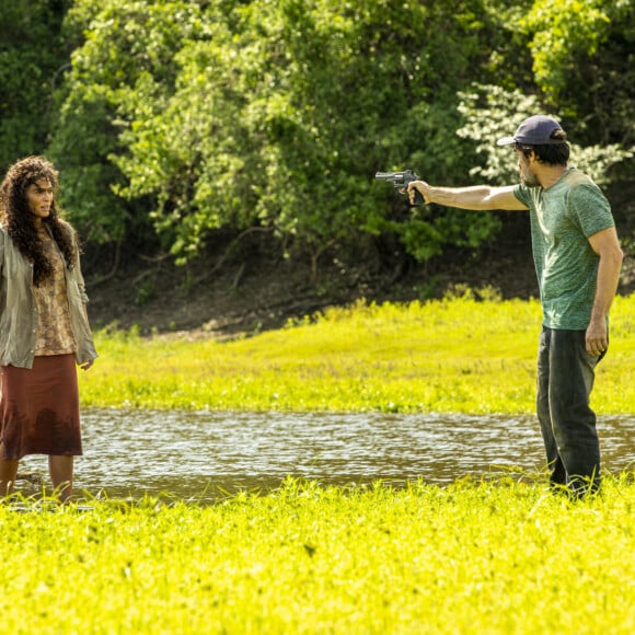 Muda (Bella Campos) contratou Lúcio (Erom Cordeiro) para matar Maria (Juliana Paes) na novela 'Pantanal'