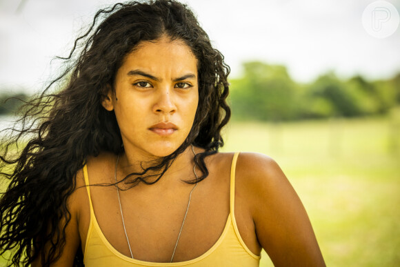 Muda (Bella Campos) é cercada por uma onça, Maria (Juliana Paes), na novela 'Pantanal'