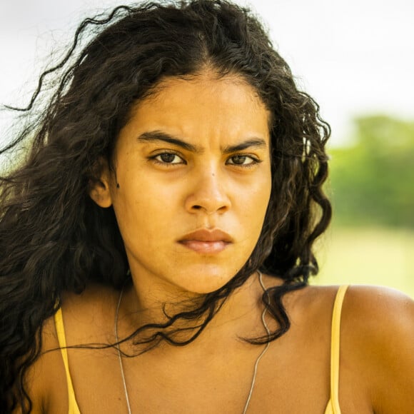 Muda (Bella Campos) é cercada por uma onça, Maria (Juliana Paes), na novela 'Pantanal'