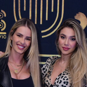 Bruna Santana, irmã de Luan, também curtiu o show do cantor ao lado de Yasmin Brunet