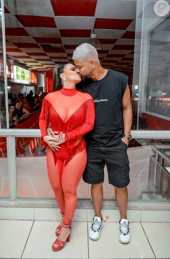 Viviane Araújo e Guilherme Militão trocaram beijos no camarote da escola de samba