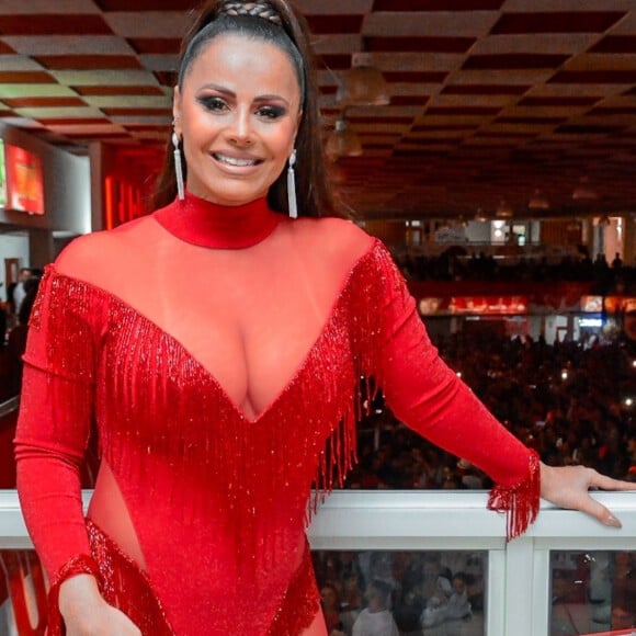 A barriga de gravidez de Viviane Araújo roubou a cena no último ensaio do Salgueiro, no Rio