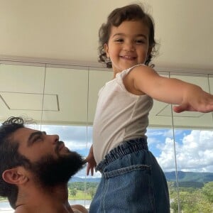 Filha do sertanejo Henrique chama atenção por semelhança com pai em foto