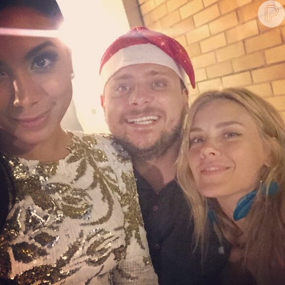Anitta se diverte em festa com Leo Fuchs e Carolina Dieckmann