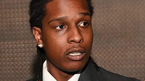 Pai do filho de Rihanna, A$AP Rocky é preso ao desembarcar de viagem. Saiba detalhes