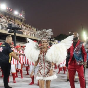 Irmã de Lexa desfilou como rainha da bateria, cujos músicos usavam uniforme do clube de futebol Bangu