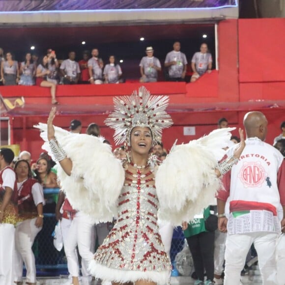 Irmã de Lexa usou vestido inspirado na roupa de Nossa Senhora Aparecida em desfile pela Sapucaí