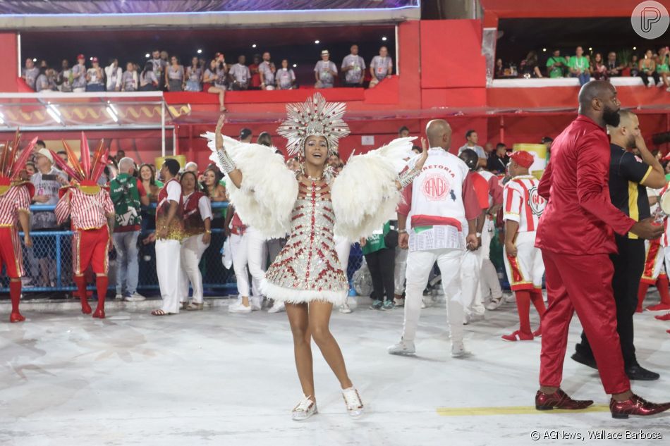Irmã de Lexa usou vestido inspirado na roupa de Nossa Senhora Aparecida em desfile pela Sapucaí