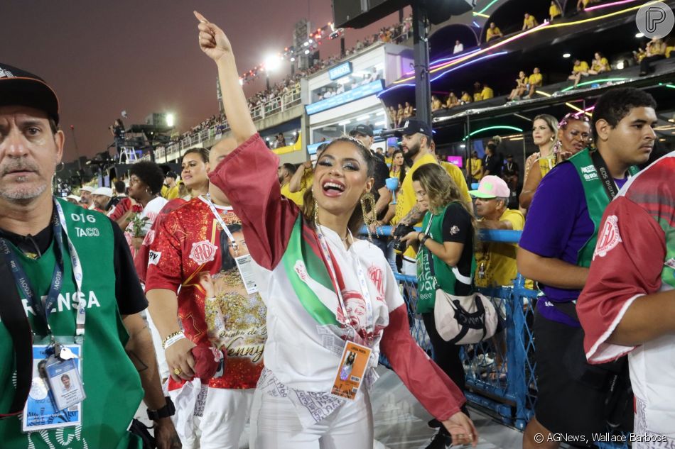 Lexa cantou junto à Unidos de Bangu no desfile da irmã pela Sapucaí