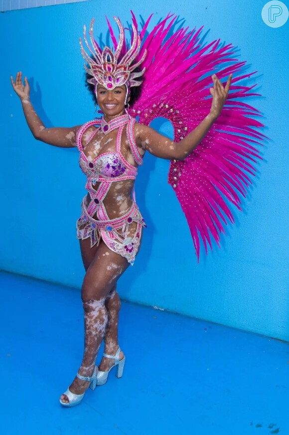 Para o desfile, Natália Deodato apostou em um look com pedrarias e plumas nas cor rosa