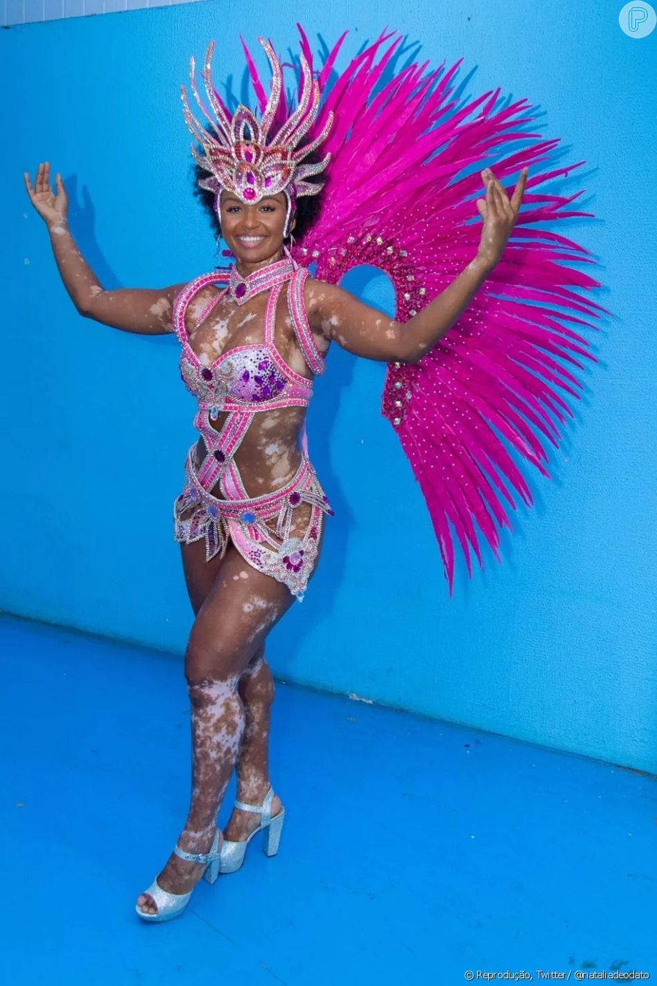 Para o desfile, Natália Deodato apostou em um look com pedrarias e plumas nas cor rosa