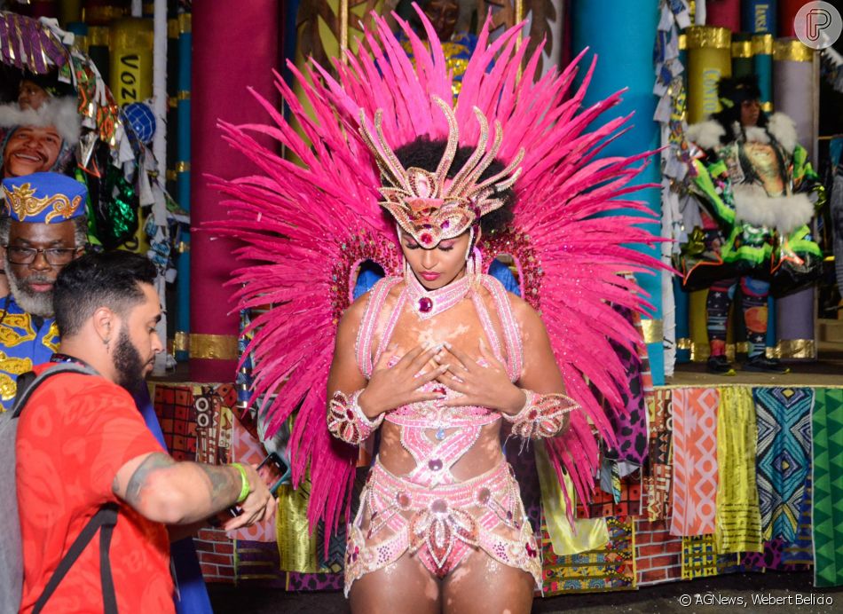Carnaval 2022: Natália Deodato, do 'BBB 22', combina recortes e pedrarias  em look rosa para desfile - Purepeople
