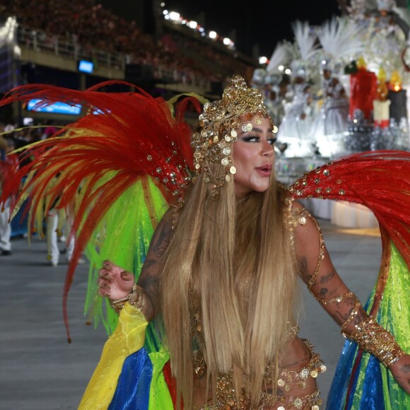 Cabelo ultralongo de Rafaella Santos foi destaque em fantasia de Carnaval