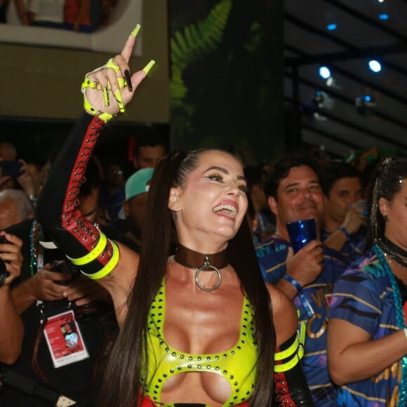 Deborah Secco usou megahair ultralongo em maria-chiquinha com look neon sexy