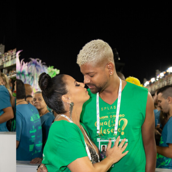 Viviane Araújo valoriza barriga de gravidez em look glow com cropped e calça de cintura baixa. Fotos! Barriga de gravidez de Viviane Araújo é destaque em look de Carnaval com brilho. Fotos!