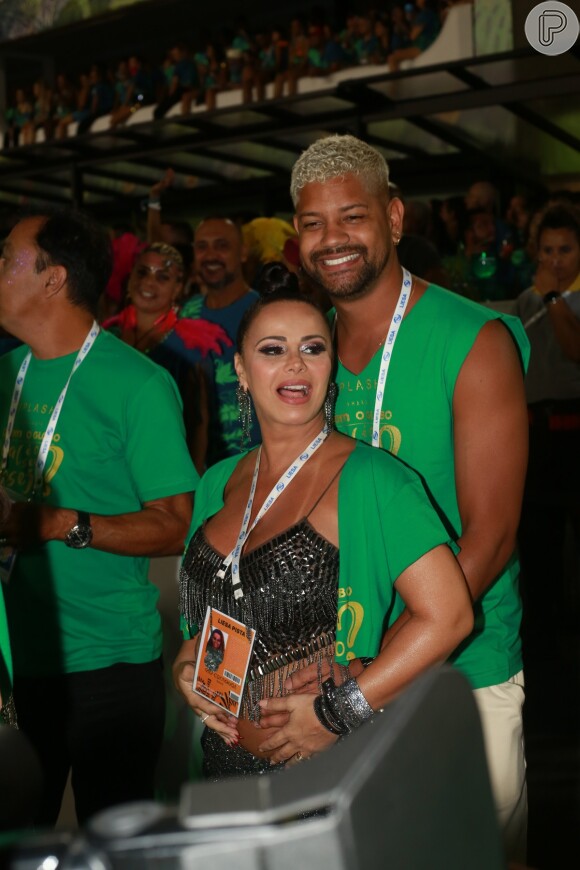 Viviane Araújo está grávida de 5 meses e curtiu segundo dia de desfiles do Grupo Especial em camarote