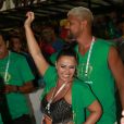  Viviane Araújo caiu no samba em camarote da Sapucaí no dia seguinte ao seu desfile pelo Salgueiro. 