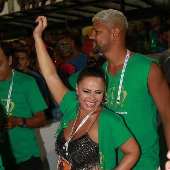 Viviane Araújo caiu no samba em camarote da Sapucaí no dia seguinte ao seu desfile pelo Salgueiro.